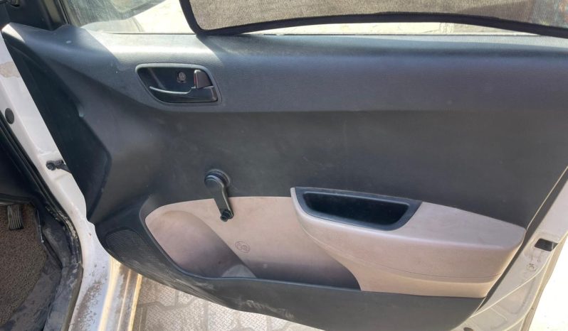 
								Hyundai xcent 2018 .taxi no. full									